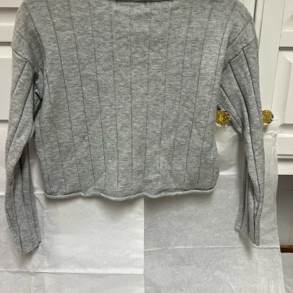 No Boundaries Light Gray Ribbed Crew Neck Sweater - Picture 3 of 4